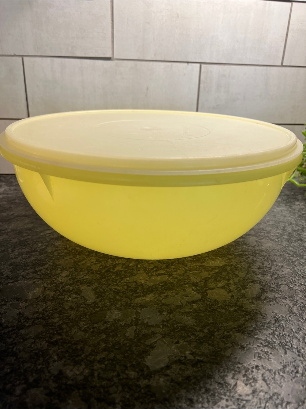 26 cup vintage Tupperware yellow and White Mixing Bowl with Lid. Great condition